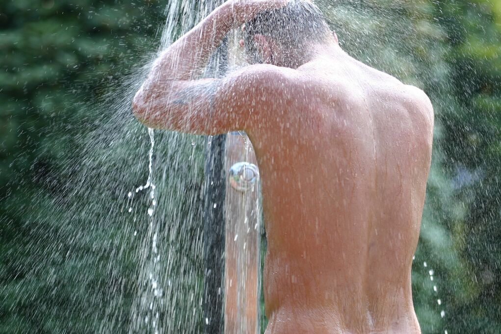 Pas një dush me sode, një burrë duhet të bëjë një dush të freskët. 